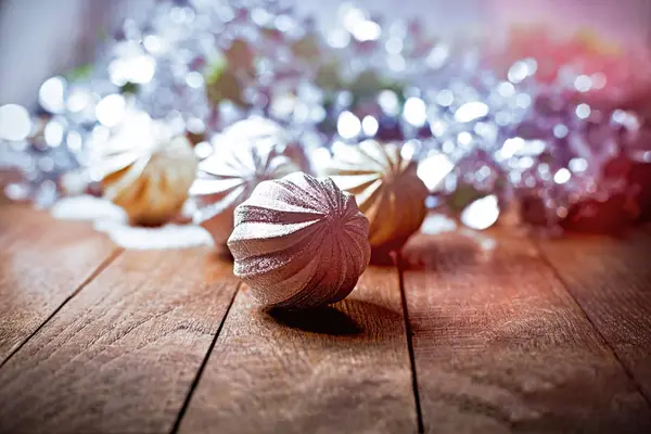 Decoración Navideña Iluminada Con Luz Festiva Sobre Mesa Rústica — Foto de Stock