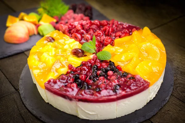 Romige Fruit Cheesecake Gemaakt Met Verschillende Heerlijke Verse Biologische Vruchten — Stockfoto