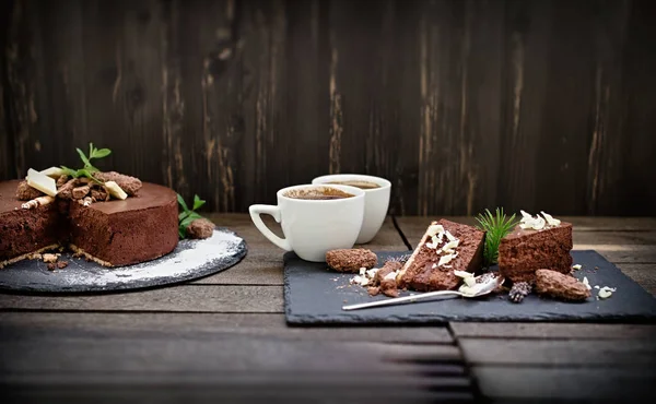 暂停一下 享受一下味道 巧克力奶油蛋糕 松露和咖啡的乐趣 — 图库照片