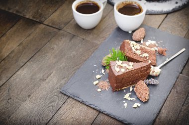 Çikolatalı kremalı pasta, trüf mantarı ve kırsal masada kahve.