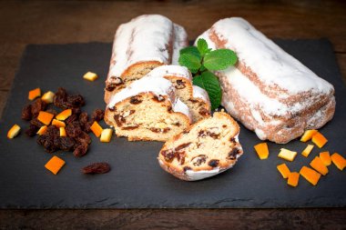 Kuru üzüm, kuru üzüm, portakal ve badem ezmesinden yapılmış meyveli kek.