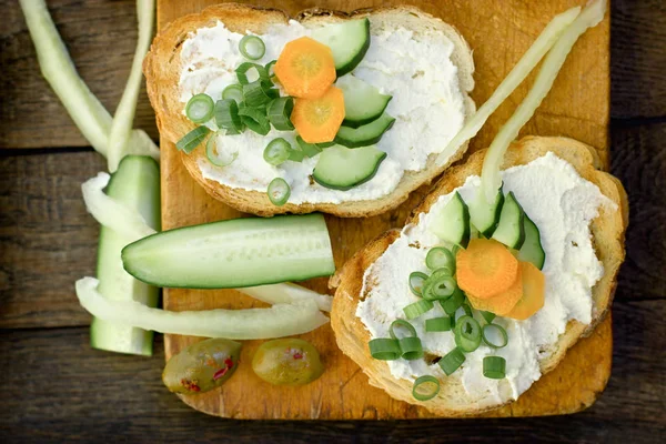 Toast Met Kaas Verse Rauwe Groenten Zelfgemaakte Gezonde Vegetarische Gerechten — Stockfoto