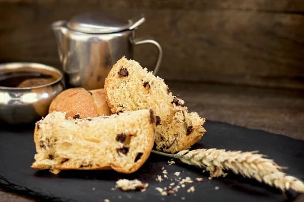 Çikolatalı Panettone Kahve Kırsal Masada — Stok fotoğraf