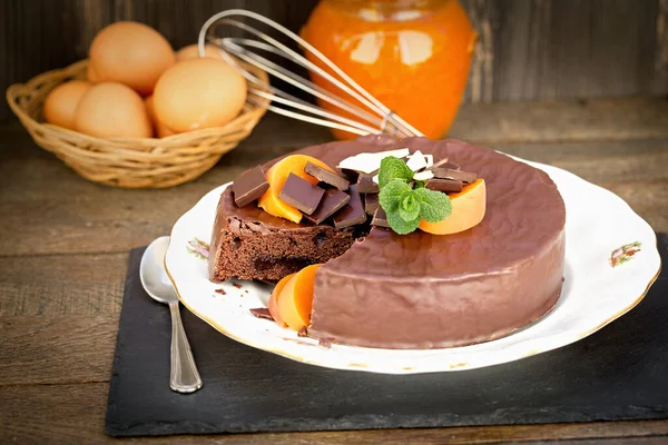 Pastel Chocolate Con Mermelada Albaricoque Primer Plano — Foto de Stock