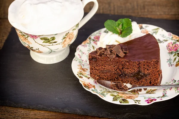 テーブルの上にアプリコットジャムとコーヒーとクリーミーなチョコレートケーキ — ストック写真