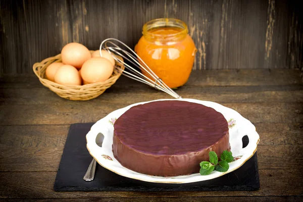 Pastel Chocolate Con Mermelada Albaricoque Mesa Rústica — Foto de Stock