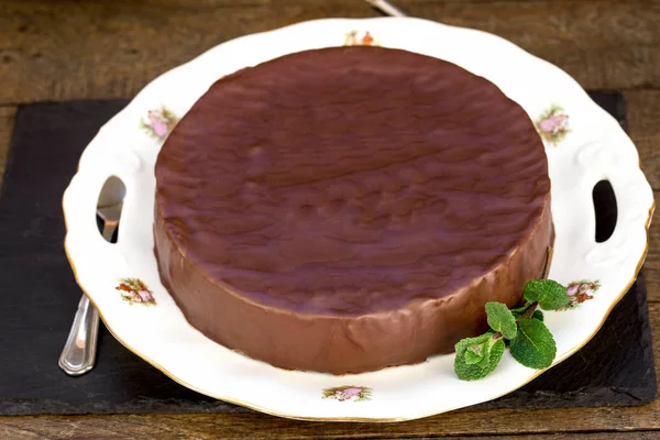 Κρεμώδες Κέικ Σοκολάτας Μαρμελάδα Βερίκοκο Στο Πιάτο — Φωτογραφία Αρχείου