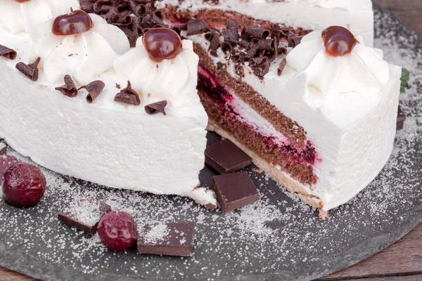 Egy Szelet Fekete Erdei Torta Finom Torta Tejszínhabbal Meggy Étcsokoládé — Stock Fotó