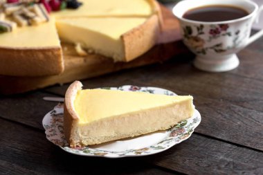  Kırsal masada bir dilim cheesecake ve kahve.