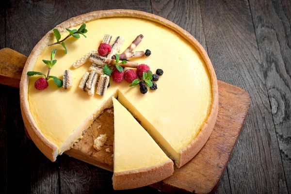 Cheesecake Versierd Met Frambozen Munt Rustieke Tafel — Stockfoto