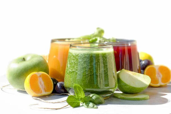 健康飲料 飲み物 緑のスムージー オレンジジュース スムージーとブドウジュース — ストック写真