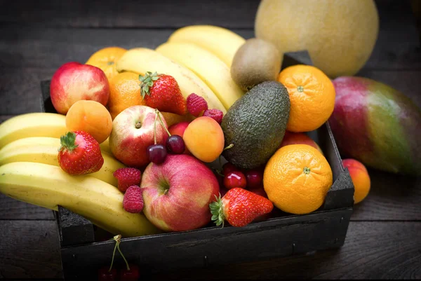 木の箱の中の果物 健康的な食事 新鮮な有機おいしい果物との食事 — ストック写真