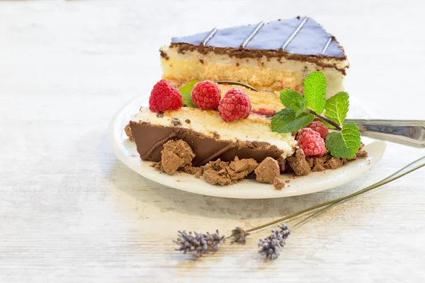Málnás Krémes Torta Csokoládéval Szarvasgomba Fehér Tányéron Rusztikus Asztalon — Stock Fotó
