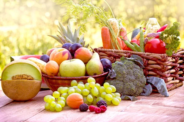 Alimentos Saudáveis Frutas Orgânicas Vegetais Cesta Vime Mesa Madeira Rústica — Fotografia de Stock