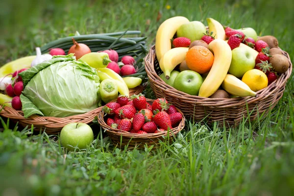 Świeże Owoce Warzywa Koszyku Wiosennej Trawie Zdrowe Wegetariańskie Jedzenie — Zdjęcie stockowe