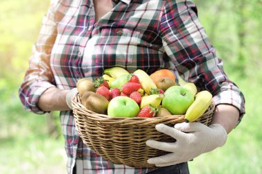 Corona virüsü salgını sırasında sorumlu tutum, gıda, korona konsepti, sağlık konsepti ile temasta koruyucu eldivenlerin zorunlu kullanımı