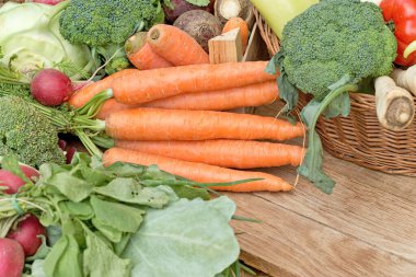 Sağlıklı vejetaryen yemekleri, ahşap masada organik sebzeler.