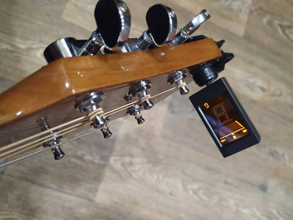 Clip tuner Equipment For tuning the guitar sound.