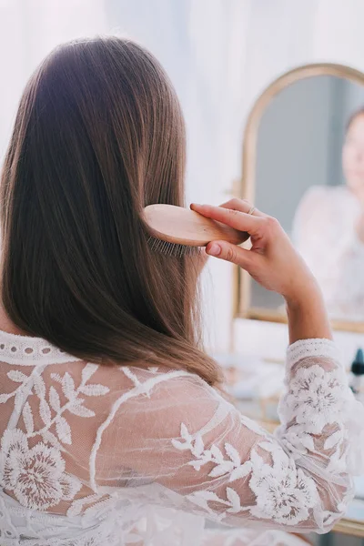 Close-up em jovem mulher pentear o cabelo — Fotografia de Stock
