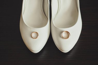 Gelinin ayakkabısındaki altın alyans. Gelinin sabahında. Düğün detayları. dekor