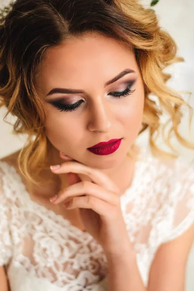 Novia Con Cabello Blanco Maquillaje Brillante Peinado Boda Maquillaje Mañana — Foto de Stock