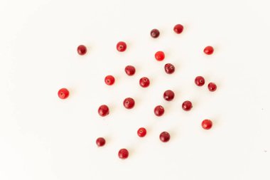 Beyaz bir tabak ve masaya yaban mersini serpilmesi. Sağlıklı yiyecekler. Hastalığın önlenmesi ve tedavisi.