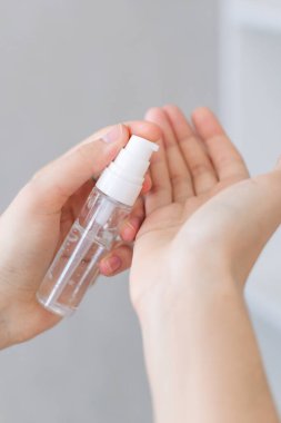 Antibakteriyel maddenin uygulanması - antiseptik - ellerinde aloe vera jeli, alkol ve gerekli yağlarla. Kapatın. Cilt bakım serumu. Doğal ayrılış. Virüs Önleme ve Tedavi.