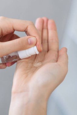 Antibakteriyel maddenin uygulanması - antiseptik - ellerinde aloe vera jeli, alkol ve gerekli yağlarla. Kapatın. Cilt bakım serumu. Doğal ayrılış. Virüs Önleme ve Tedavi.