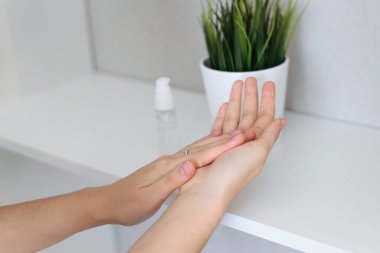 Antibakteriyel maddenin uygulanması - antiseptik - ellerinde aloe vera jeli, alkol ve gerekli yağlarla. Kapatın. Cilt bakım serumu. Doğal ayrılış. Virüs Önleme ve Tedavi.