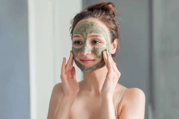 Menina Aplica Uma Máscara Verde Argila Minerais Sais Seu Rosto — Fotografia de Stock