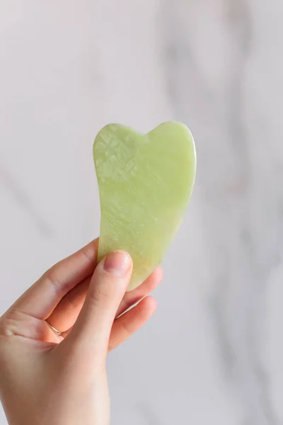 Guasha Masajeador Piedra Natural Verde Jade Mano Sobre Fondo Blanco — Foto de Stock