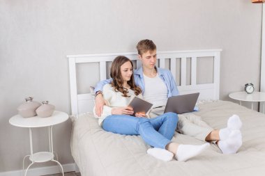 Genç bir çift dizüstü bilgisayar ve ipad kullanıyor, hafta sonları evde dinleniyorlar. Ciddi, konuşmayan, cihazlar yüzünden iletişim kuramayan. Erkek ve kadın internetten film, mal, hediye, daire seçiyor..