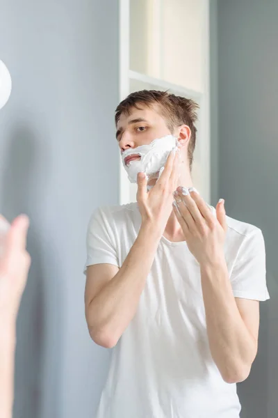 Cara Jovem Com Cabelo Loiro Com Uma Camisa Branca Aplica — Fotografia de Stock