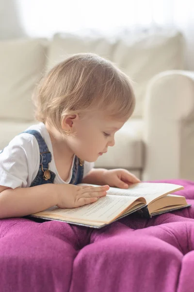 Niña Aprendiendo Leer Casa Hija Mira Libro —  Fotos de Stock