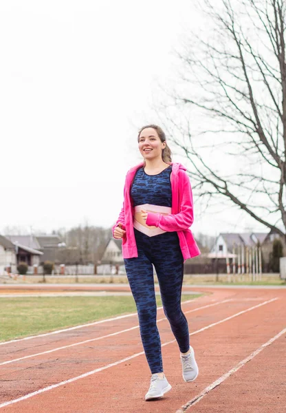 Una Joven Divierte Aire Libre Estadio Una Mujer Corre Por — Foto de Stock