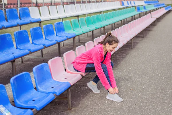 Una Joven Divierte Aire Libre Estadio Lleva Zapatillas Deporte Los — Foto de Stock