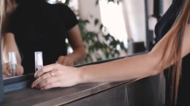 El, ev rafının yüzeyini alkol dezenfekte edici bir maddeyle siliyor. Ev temizliği.