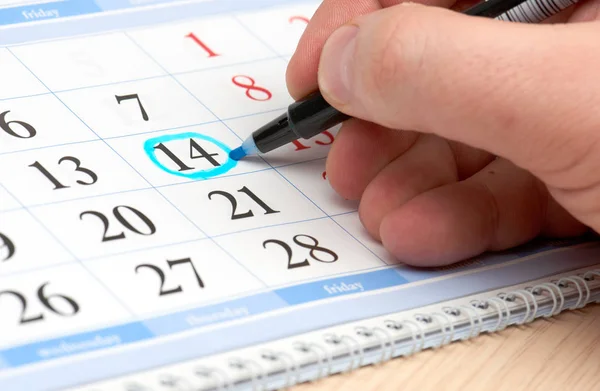 Marcas de mano fecha en el calendario en azul — Foto de Stock