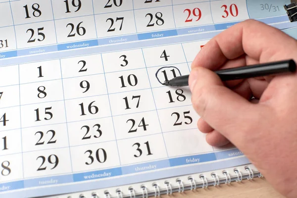 Marca la fecha en el calendario en negro — Foto de Stock