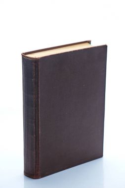 Beyaz bir eski kitap duruyor