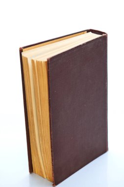 Sarı sayfalar üzerinde beyaz izole ile eski kitap 