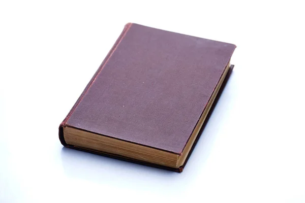 Beyazda izole edilmiş eski kitap 