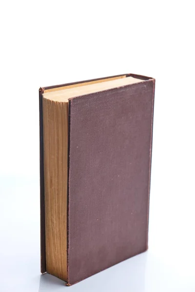 Altes Buch steht auf Weiß — Stockfoto