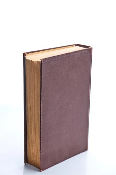 Eski kitap üzerine beyaz duruyor 