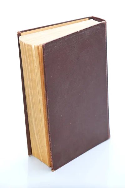 En gammel bok med gule sider isolert på hvite – stockfoto