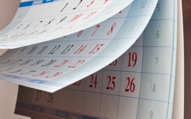Takvim kırmızı numaraları ile iki levha