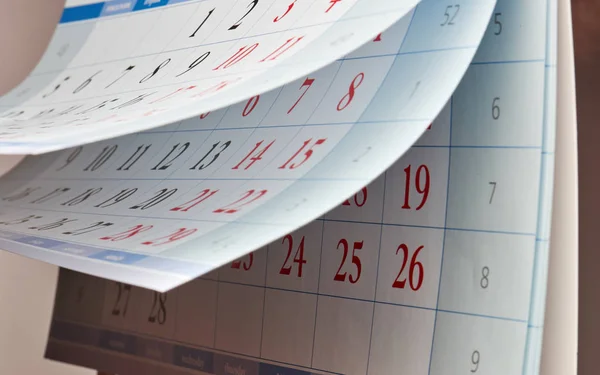 Dwa arkusze kalendarz z czerwone numery — Zdjęcie stockowe