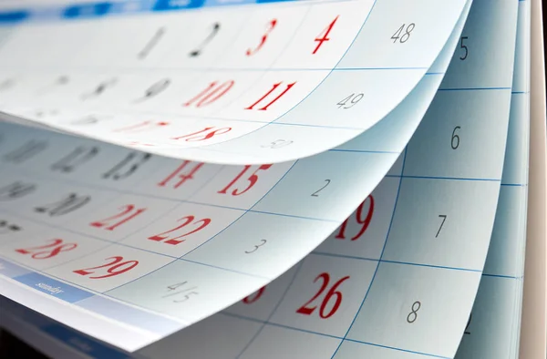 Tres hojas de calendario con números rojos — Foto de Stock