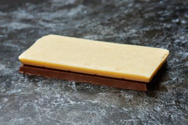 Siyah ve beyaz sütlü çikolata masada