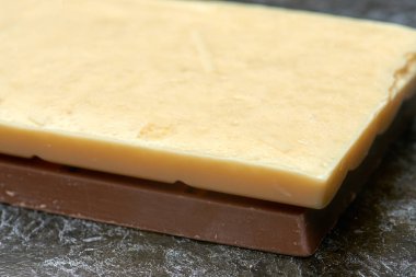 Siyah ve beyaz sütlü çikolata masada yakın çekim